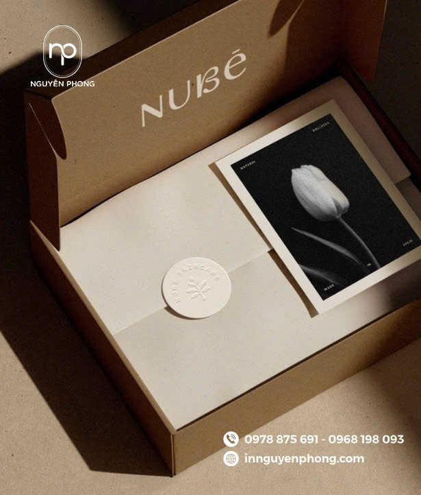 Mẫu hộp giấy đựng quần áo in tên thương hiệu